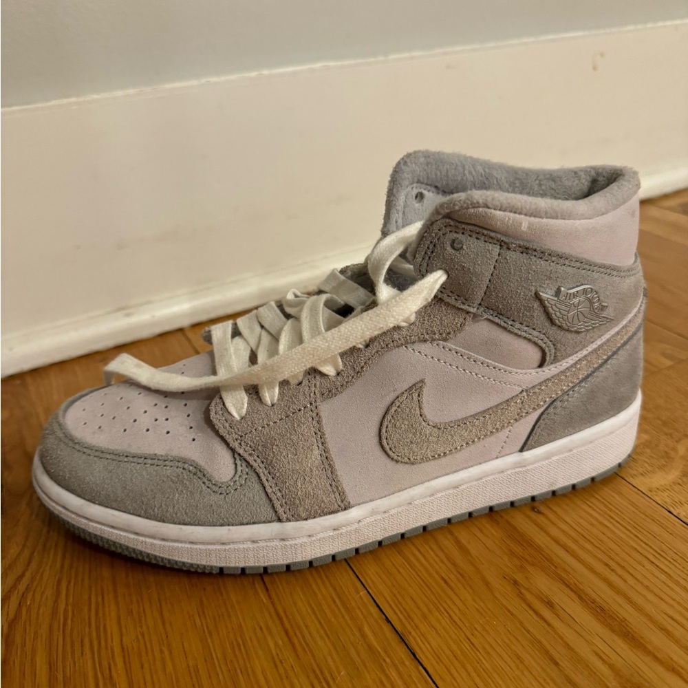 Nike Air Jordan 1 Mid SE 

Grey Sail - Color